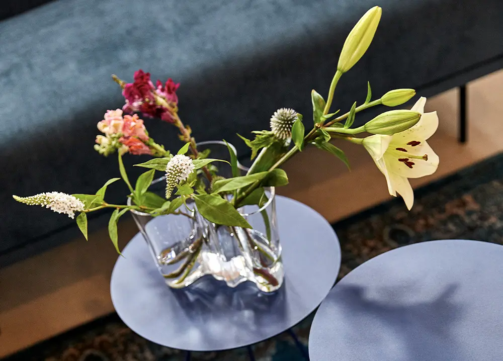 Tisch mit Blumen in einer Vase