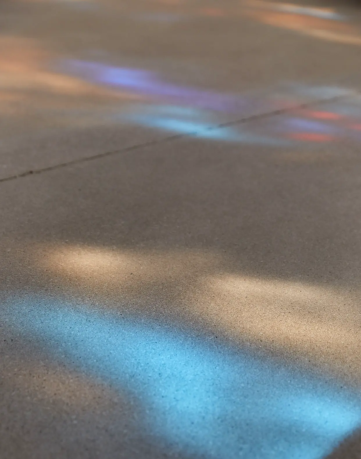 Licht projektiert Farben des Fensters auf den Boden des Lofts