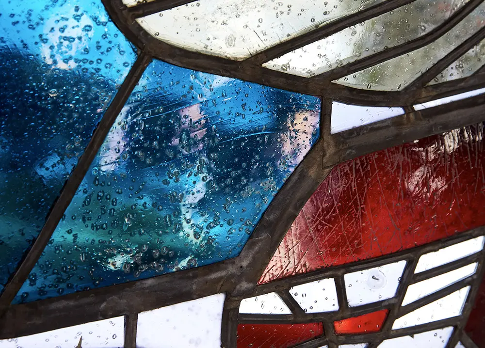 Buntes Fenster der Kirche
