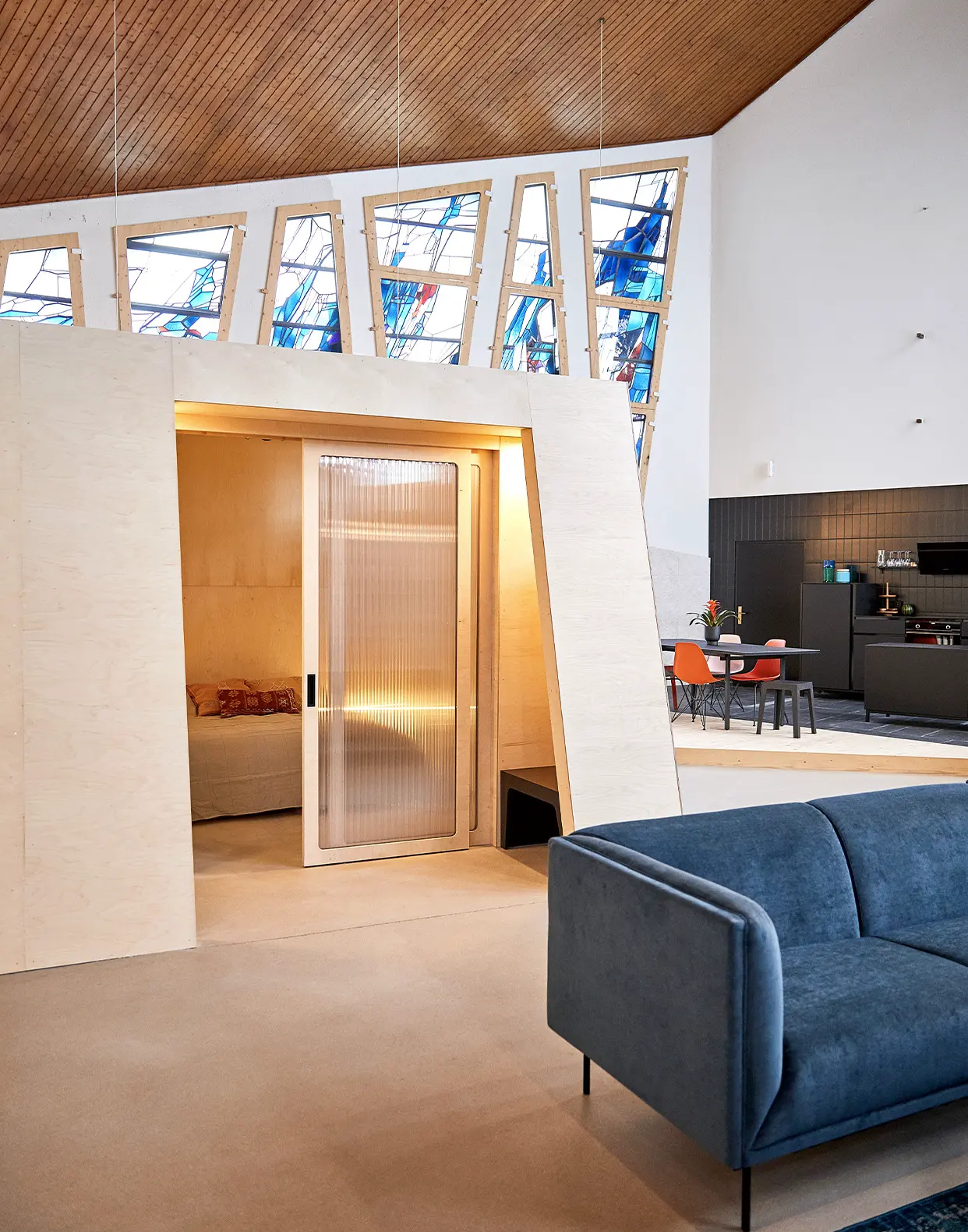 Schlafzimmer, Sofa und Küche im Loft