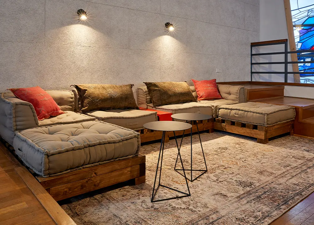 Loungebereich auf der Galerie Loungebereich auf der Galerie