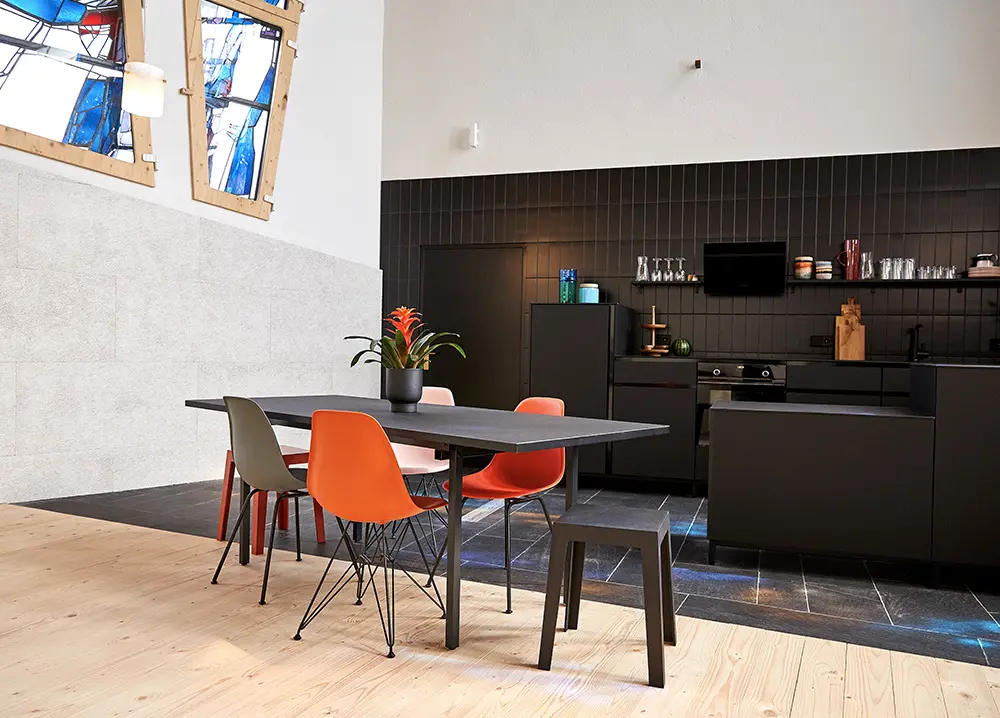 Küchenzeile mit Essenstisch im Loft
