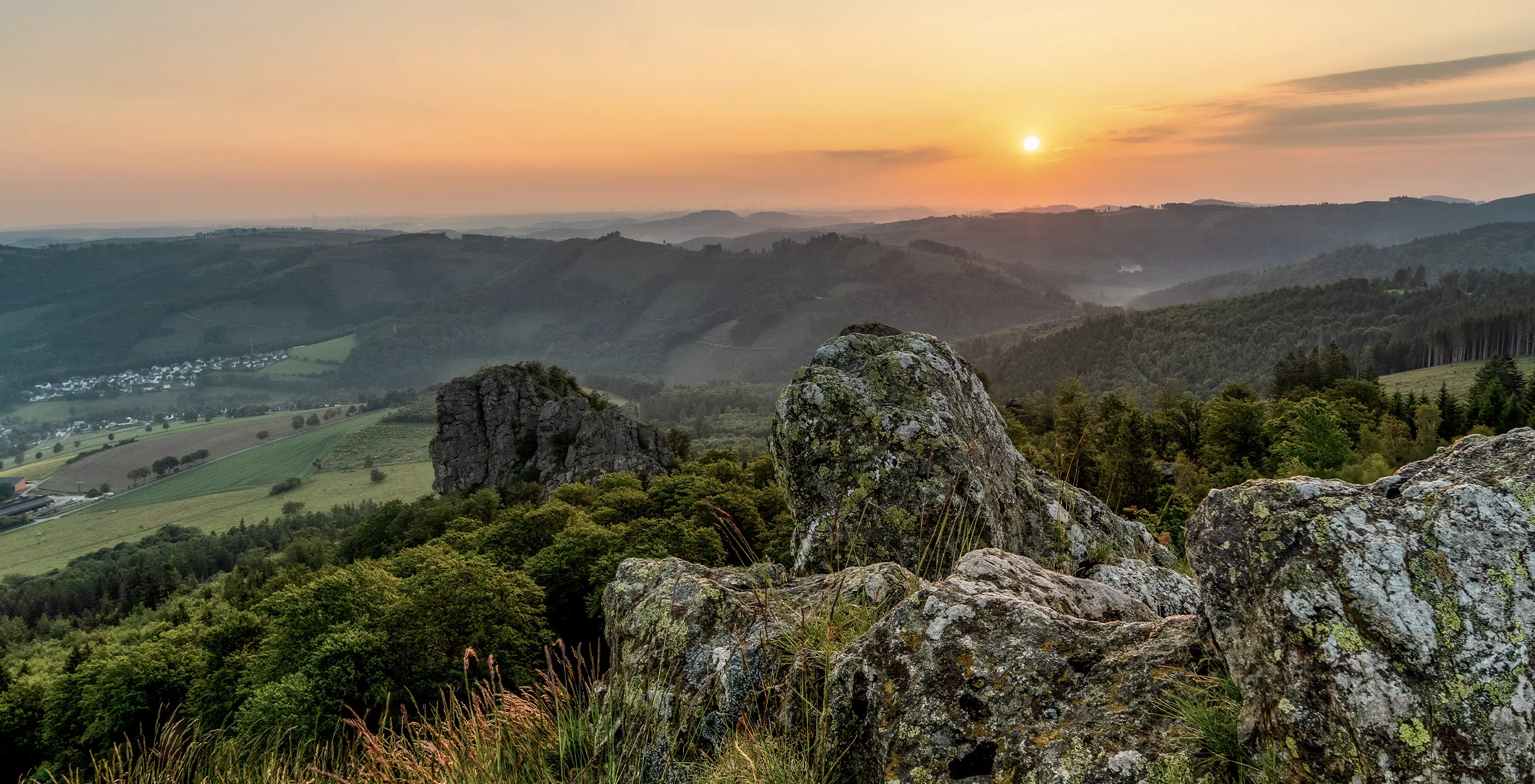 Sonnenuntergang und Landschaft Sonnenuntergang und Landschaft