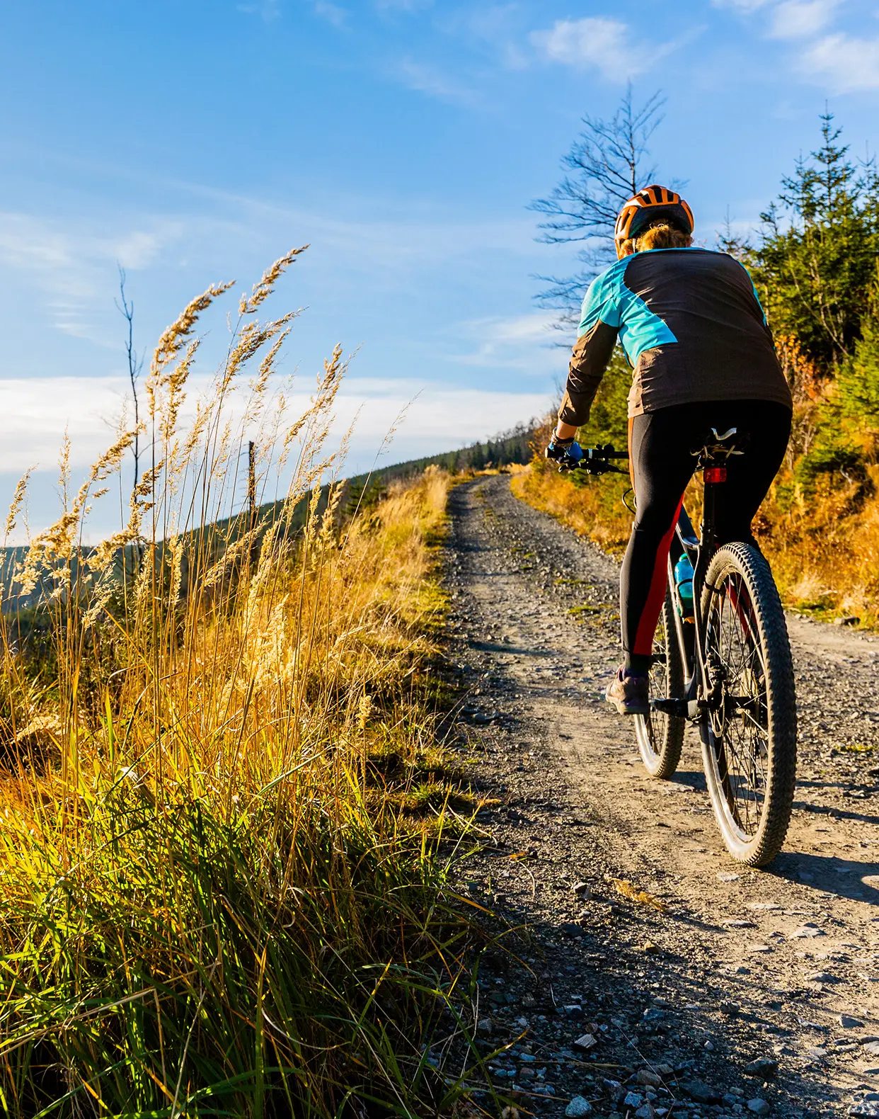 Fahrradfahrerin auf Fahrradweg Fahrradfahrerin auf Fahrradweg